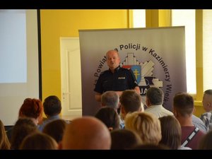 Zastępca Komendanta Powiatowego Policji w Kazimierzy Wielkiej podczas debaty społecznej
